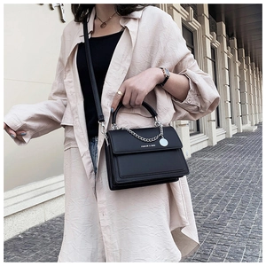 Détail du sac à bandoulière noir avec chaîne argentée et breloque Fashion & Bags