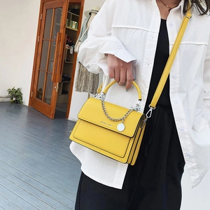 Sac carré tendance en PU jaune vif avec chaîne argentée et bandoulière réglable