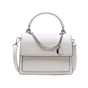 Petit sac à bandoulière beige minimaliste avec lettrage doré et chaîne argentée