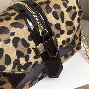 Schicke Umhängetasche mit Leopardenmuster, Goldkette und schwarzen Lackleder-Details