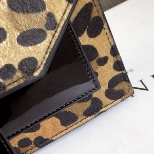 Schicke Umhängetasche mit Leopardenmuster, schwarzem Lackleder und eleganter Haar-Textur