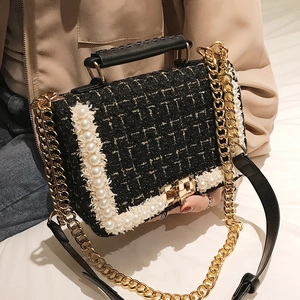 Sac bandoulière élégant en tweed noir avec perles blanches, franges et chaîne dorée