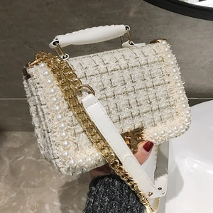 Sac bandoulière élégant en tweed blanc avec bordure en perles et chaîne dorée