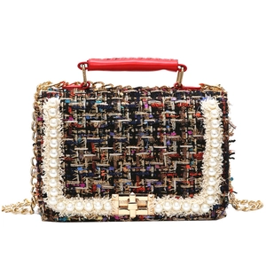 Sac bandoulière élégant en tweed avec perles, chaîne dorée et poignée rouge