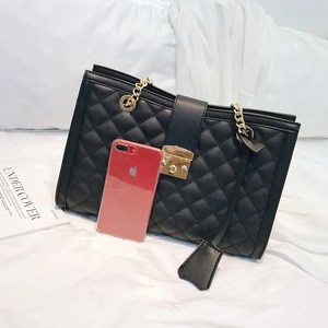 Sac à bandoulière matelassé noir classique avec chaîne dorée et étiquette en cuir