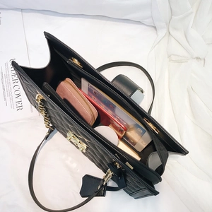 Sac à chaîne matelassé noir avec détails dorés et grand compartiment intérieur