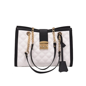 Sac à main classique en cuir noir et blanc avec matelassage losange et bandoulière
