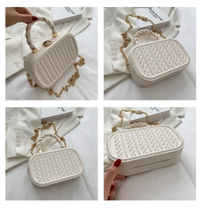 Λεπτομέρεια της off-white ανάγλυφης τσάντας κουτί με χρυσή αλυσίδα και πλεκτή λαβή