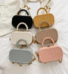 Plano cenital de bolsos con cadena grabada en seis colores con un acabado texturizado