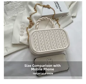 Mini bolso bandolera blanco crema con textura trenzada junto a un móvil para comparar