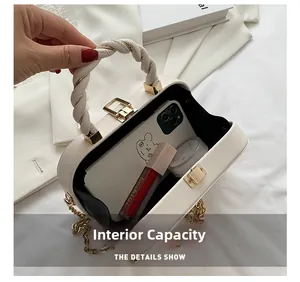 Capacidad interna del bolso de cuero blanco con espacio para móvil y maquillaje