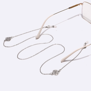 Détail de la chaîne à lunettes en argent avec fleurs de rose ajourées et boucles en silicone