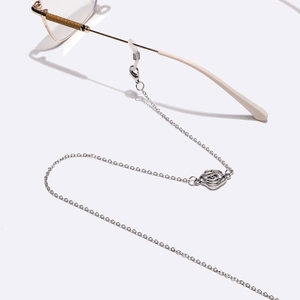 Chaîne de lunettes argentée avec breloques roses et boucles antidérapantes en silicone