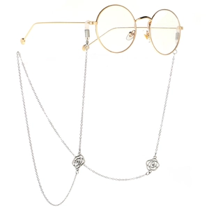 Chaîne de lunettes rose argentée avec lunettes rondes dorées sur fond blanc