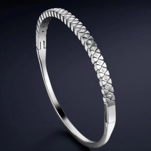 Bracelet Jonc Élégant En Acier Inoxydable Plaqué Or 18K Pour Femmes Avec Texture Géométrique Zircone Étoile Boucle À Charnière