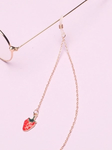Détail de la chaîne à lunettes dorée avec pendentif fraise rouge et boucles silicone