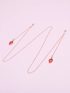 Détail d'une chaîne de lunettes dorée avec pendentifs fraises et boucles antidérapantes