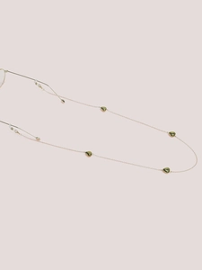 Dettaglio della catenella dorata per occhiali con ciondoli a cuore e anelli in silicone