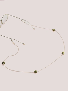 Dettaglio catena per occhiali placcata oro con perline a cuore verde oliva