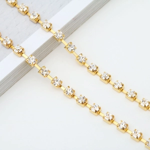 Elegant gold eyewear chain with sparkling square rhinestones for anti-slip glasses style