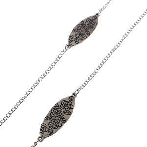 Vintage Silberkette mit ovalen Metallplatten und eingravierten Rosen auf weißem Grund