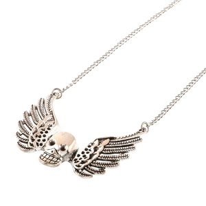 Chaîne de lunettes punk argentée avec pendentif crâne et ailes d'ange sur fond blanc pur