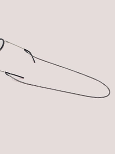 Détail de chaîne à lunettes en métal noir avec boucles en caoutchouc antidérapantes