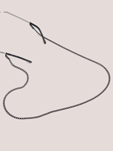 Détail de la chaîne de lunettes en métal noir avec boucles en caoutchouc antidérapantes