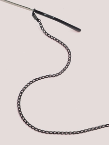 Détail d'une chaîne de lunettes noire avec boucles en silicone et ressorts de réglage