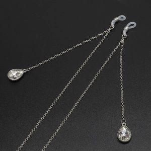 Catenella per occhiali in metallo argento con ciondoli a goccia e gommini antiscivolo