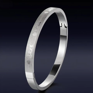 Bracelet Jonc En Acier Inoxydable Gravé Love Kiss Cœur Oval Charnière Poli Mat Bijoux