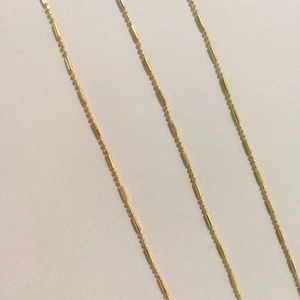 Catenella per occhiali dorata antiscivolo con perline e tubi di metallo lucido stile bambù