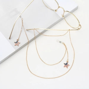 Goldene Brillenkette mit patriotischen Sternanhängern auf minimalistischem Hintergrund