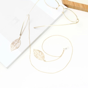 Chaîne de lunettes dorée élégante avec pendentifs feuilles et boucles antidérapantes