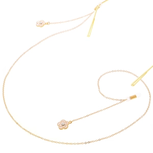 Dettaglio catena per occhiali in metallo dorato con fiori in smalto rosa e cristalli