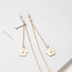 Elegante catenella per occhiali dorata con pendente a fiore bianco e perla decorativa