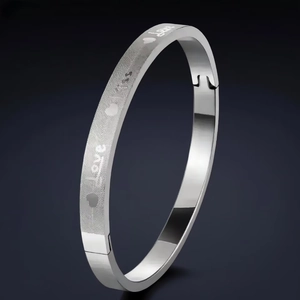 Bracelet Jonc En Acier Inoxydable Fermoir À Charnière Gravure Cœur Love Kiss Texture Brossée Bijoux De Mode