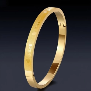 Bracelet Jonc En Acier Inoxydable Gravé Love Kiss Cœur Minimaliste Fermoir Latéral Bijoux En Titane Mode