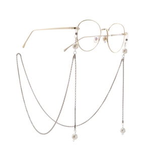 Retro Goldene runde Brille mit Perlenkette Zubehör auf weißem Hintergrund