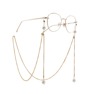 Vintage-Brille mit runden Goldrahmen und eleganter weißer Perlen-Halskette