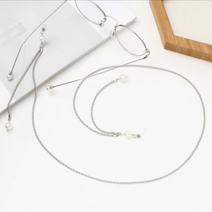 Detailaufnahme der silbernen Brillenkette mit eleganten Perlen und Silikonschlaufen