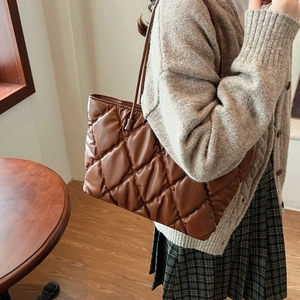 Chic 2024 winter brown quilted tote bag with large capacity for stylish women