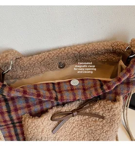 Détail du sac en peluche avec fermoir magnétique invisible et décor de nœud