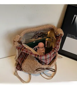Vue de l'intérieur du sac en peluche montrant une grande capacité pour parapluie et portefeuille