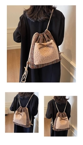 Détails du sac à dos à carreaux avec poche en polaire et nœud décoratif élégant