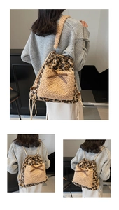 Détail d'un sac à dos en peluche léopard avec cordon et nœud décoratif de couleur crème