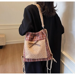 Sac à cordon à carreaux vintage avec détail de nœud en peluche et bandoulière polaire