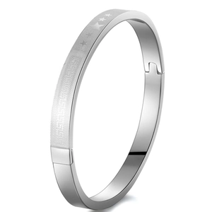 Gros plan du bracelet en acier inoxydable argenté avec finition mate et gravure d'étoile