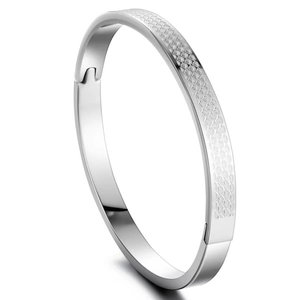Vue détaillée d'un bracelet en acier inoxydable argenté avec des motifs texturés en éventail