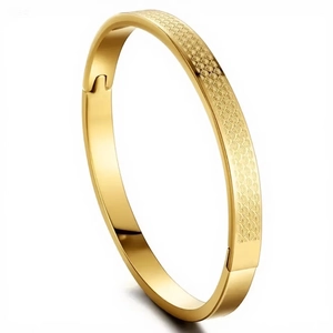 Gros plan d'un bracelet doré avec texture en écailles et fermeture à charnière